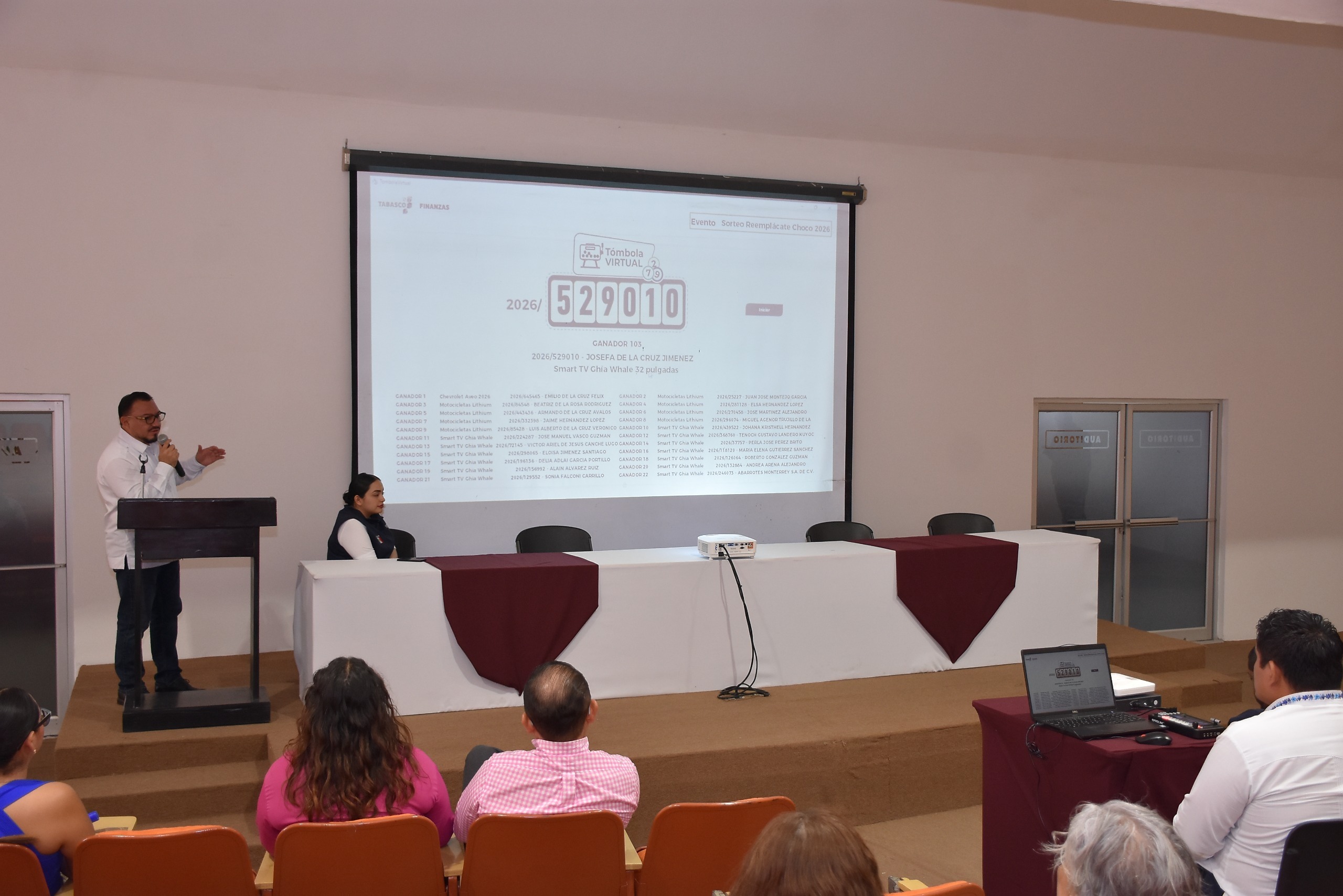 Gobierno del Estado reconoce a contribuyentes cumplidos con sorteo “Reemplácate Choco 2026”; Emilio de la Cruz Félix, ciudadano de los Ríos, fue el ganador del premio mayor, consistente en un automóvil.