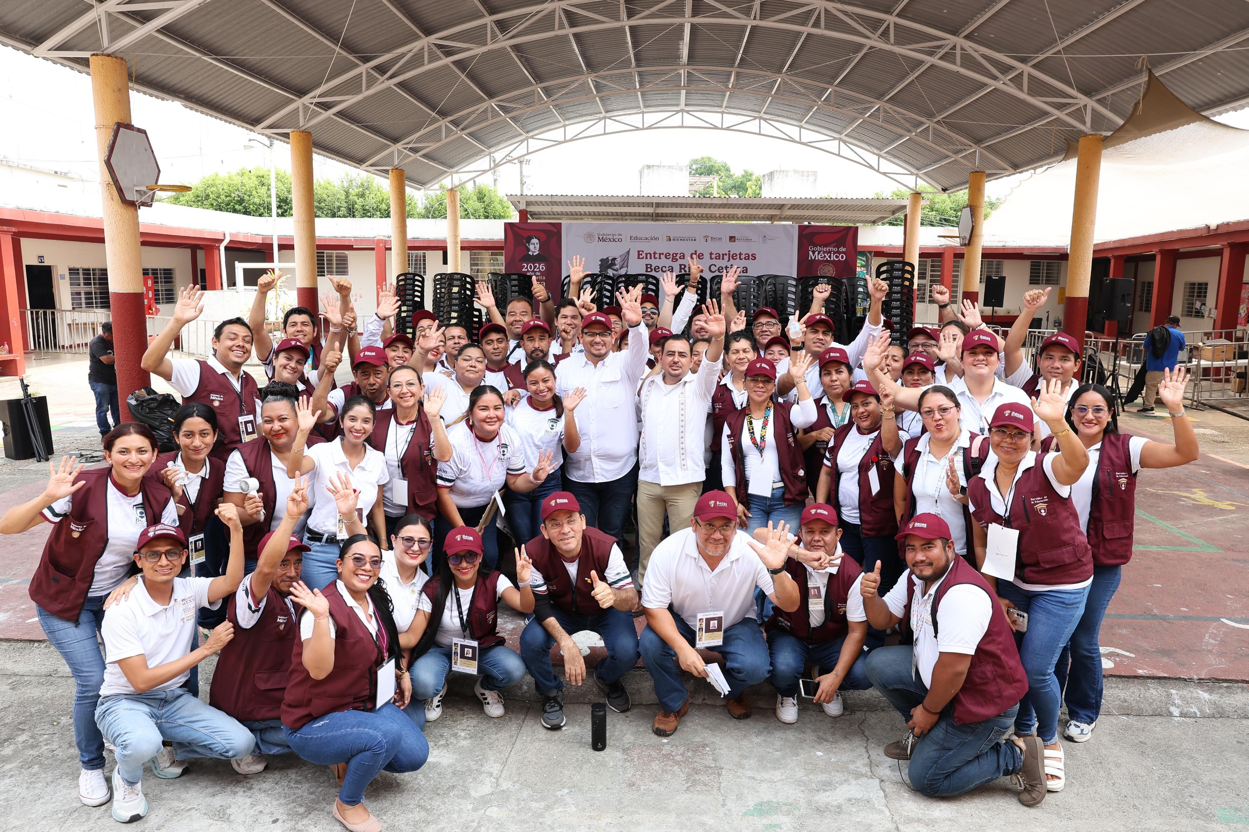 Gobiernos de México y de Tabasco fortalecen la educación pública con la Beca “Rita Cetina”; Claudia Sheinbaum y Javier May entregan tarjetas estudiantes de primaria en Jalapa.