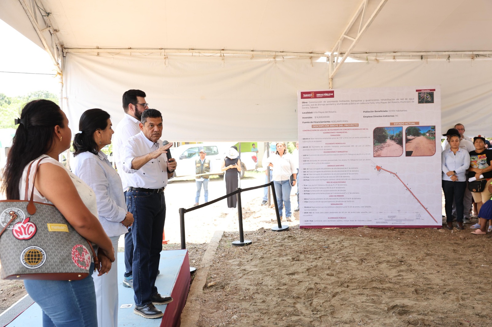 Pone en marcha Javier May modernización integral de calle en Playas del Rosario, Centro para resolver problema de salud generado por fosas sépticas.