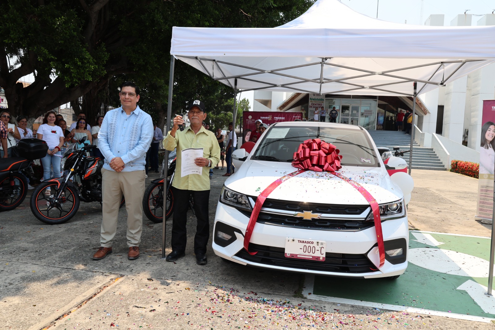 Entrega Gobierno del Estado premios a ganadores del sorteo “Reemplácate Choco 2026”; Emilio de la Cruz Félix, fue el afortunado que recibió llaves y factura de su nuevo automóvil.
