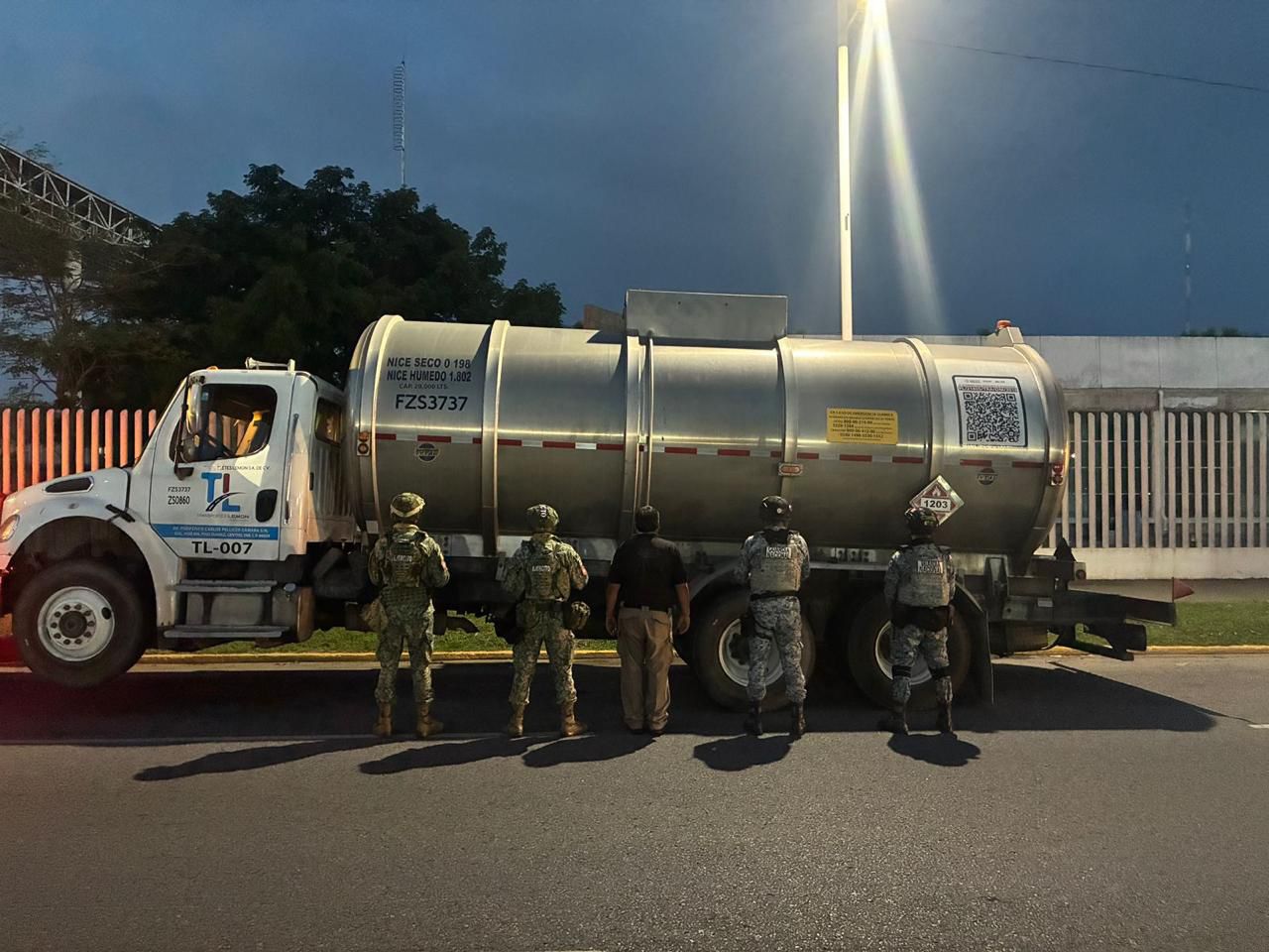 Realiza FGR investigación, tras aseguramiento de pipa con 20 mil litros de hidrocarburos en Centla, Tabasco.