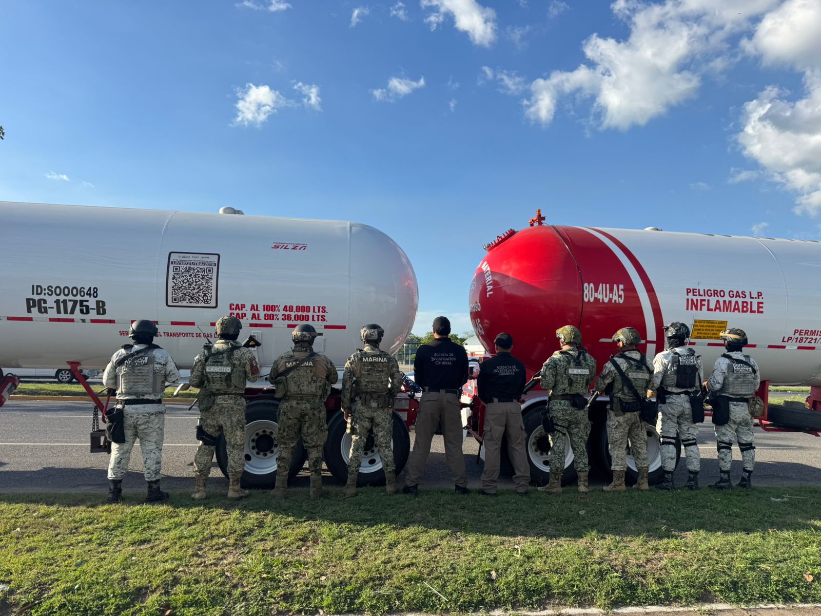 FGR investiga el aseguramiento de tractocamión con más de 72 mil litros de hidroarburo en Cunduacán, Tabasco.