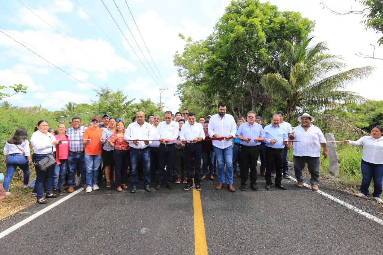 Javier May supervisa y pone en marcha obras viales en Centla por más de 31.6 mdp; coordinación y apoyo permanente de presidenta Claudia Sheinbaum permite disminuir brecha social, afirma.