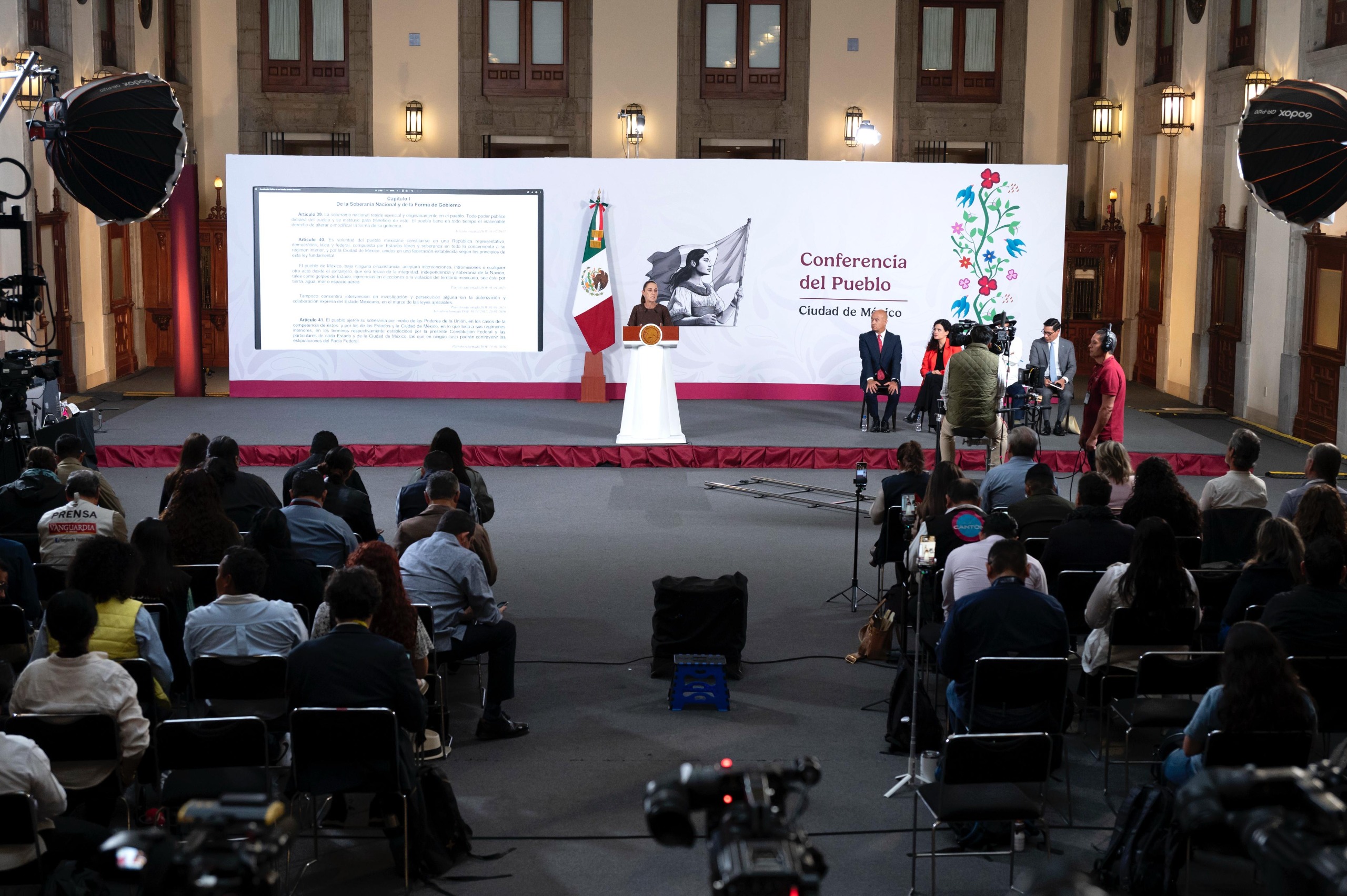 Este año se beneficiará a 327 mil habitantes con la construcción de 888 km de caminos artesanales: Presidenta Claudia Sheinbaum.