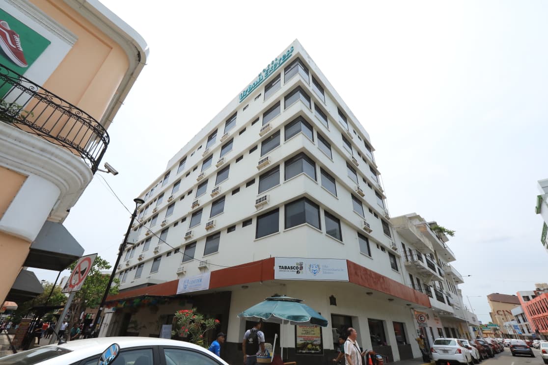 De hotel a villa universitaria; antes hospedaba a viajeros de negocios o vacacionistas, ahora albergará a jóvenes que buscan convertirse en profesionistas.