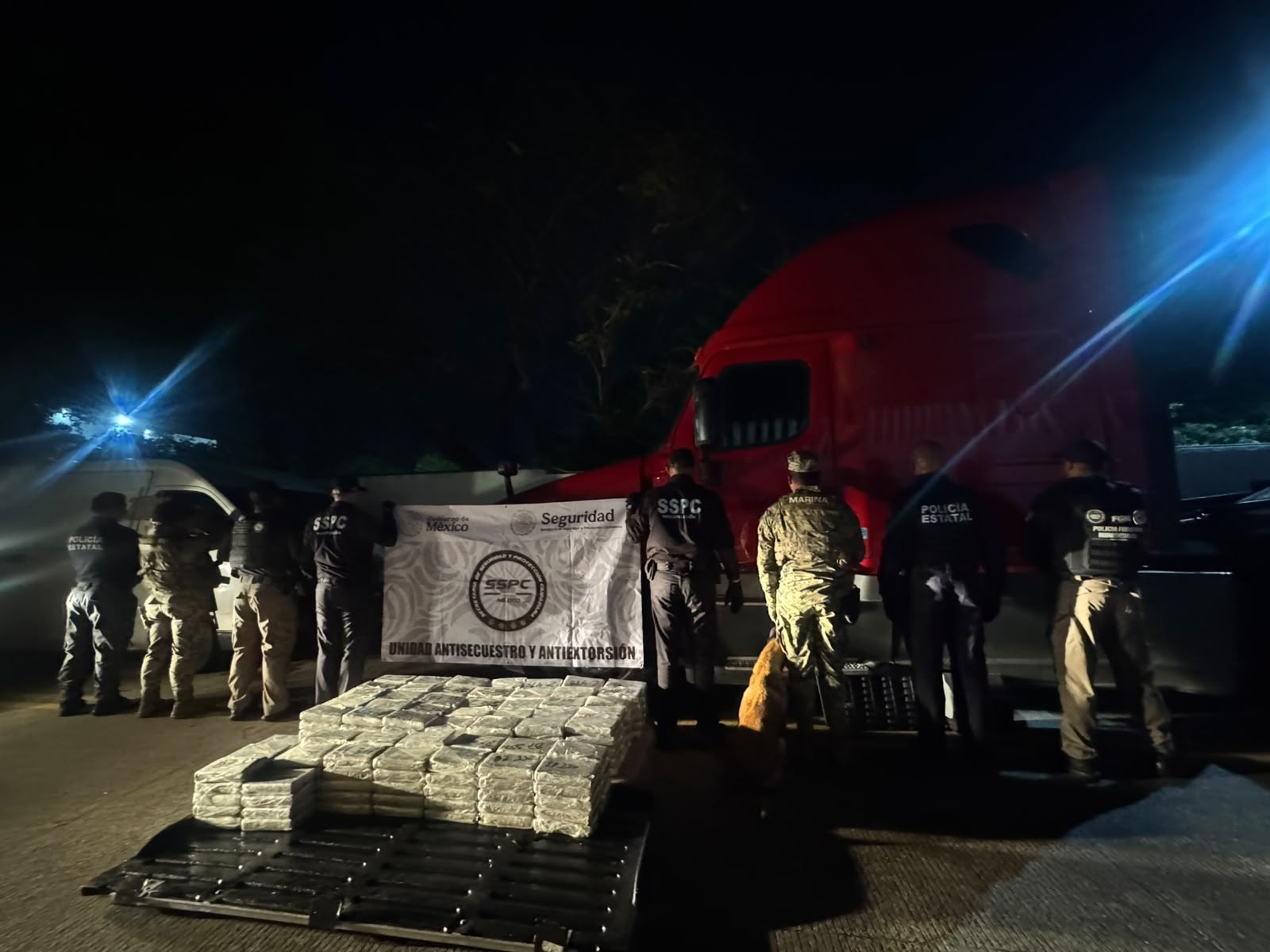 Aseguran más de 250 kilos de posible cocaína en tractocamión y detienen a dos personas durante operativo interinstitucional en Tabasco.