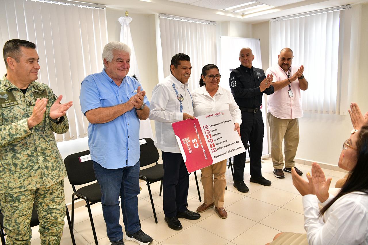 Recibe Javier May acreditación del C-3; significa que vamos en el camino correcto para garantizar seguridad a las y los tabasqueños, destaca.
