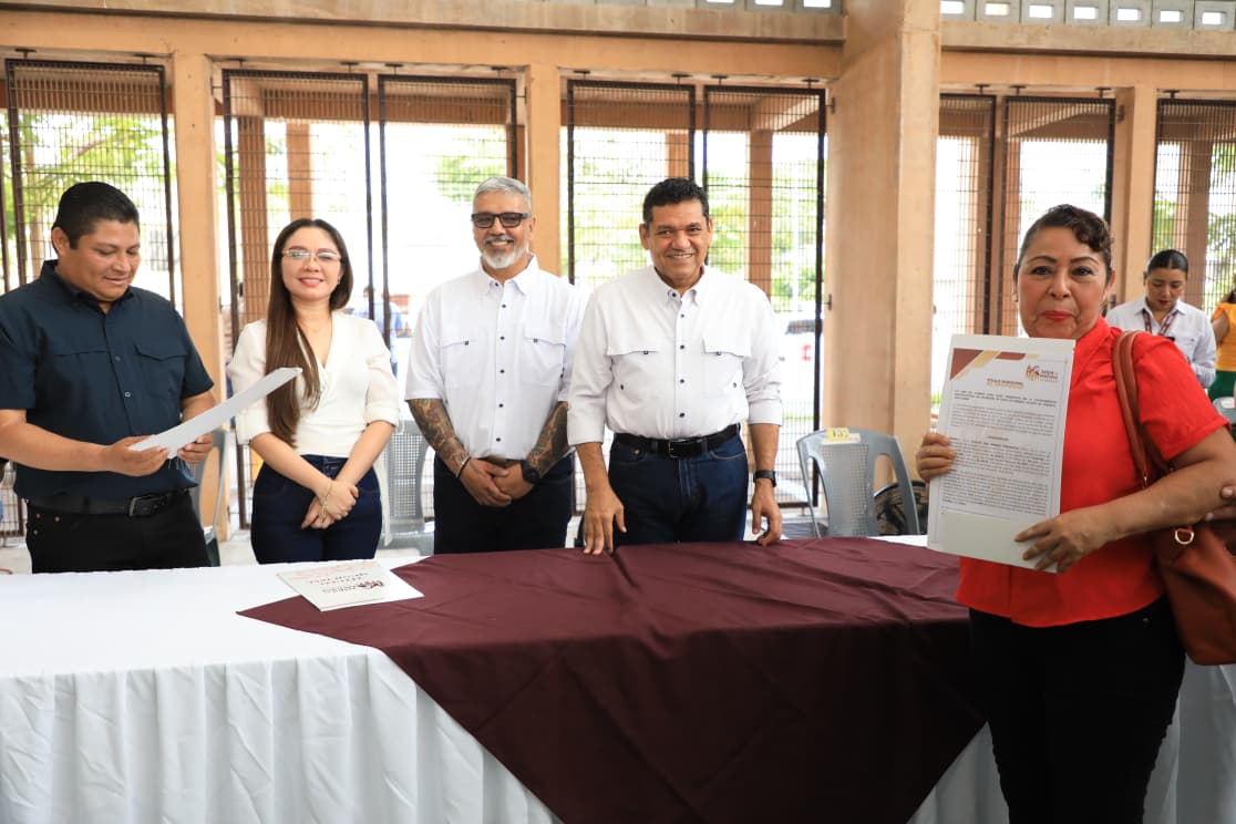 Atestigua el Gobernador Javier May, entrega de títulos en Jalpa de Méndez.