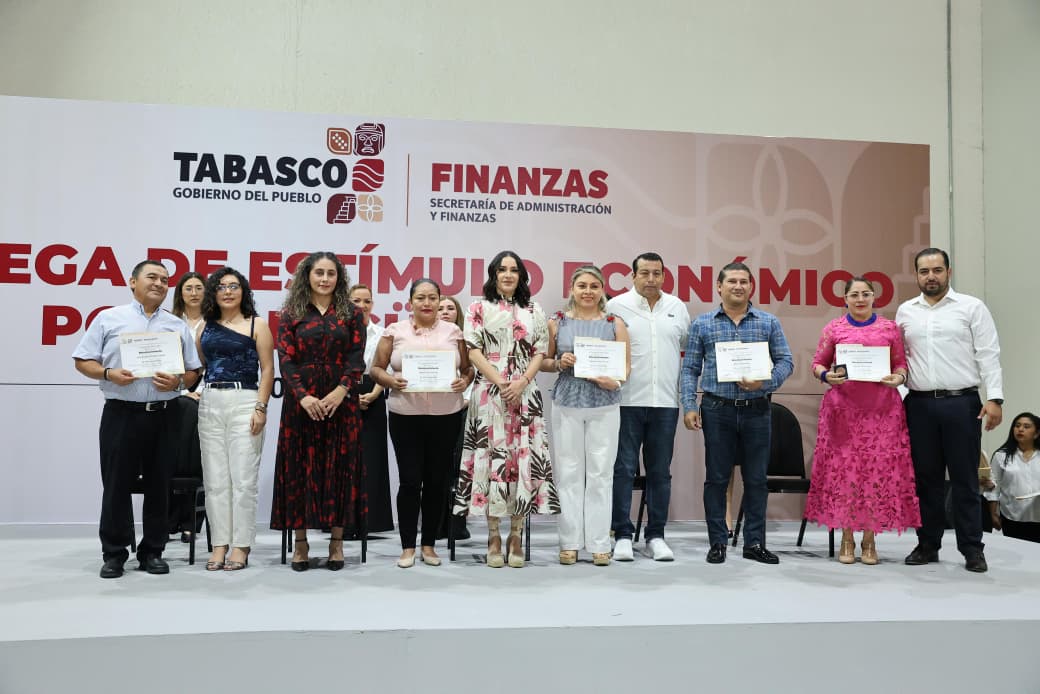 Reconoce Gobierno del Estado compromiso e institucionalidad de 180 servidores públicos de SAF con antigüedad laboral de 15 a 60 años.