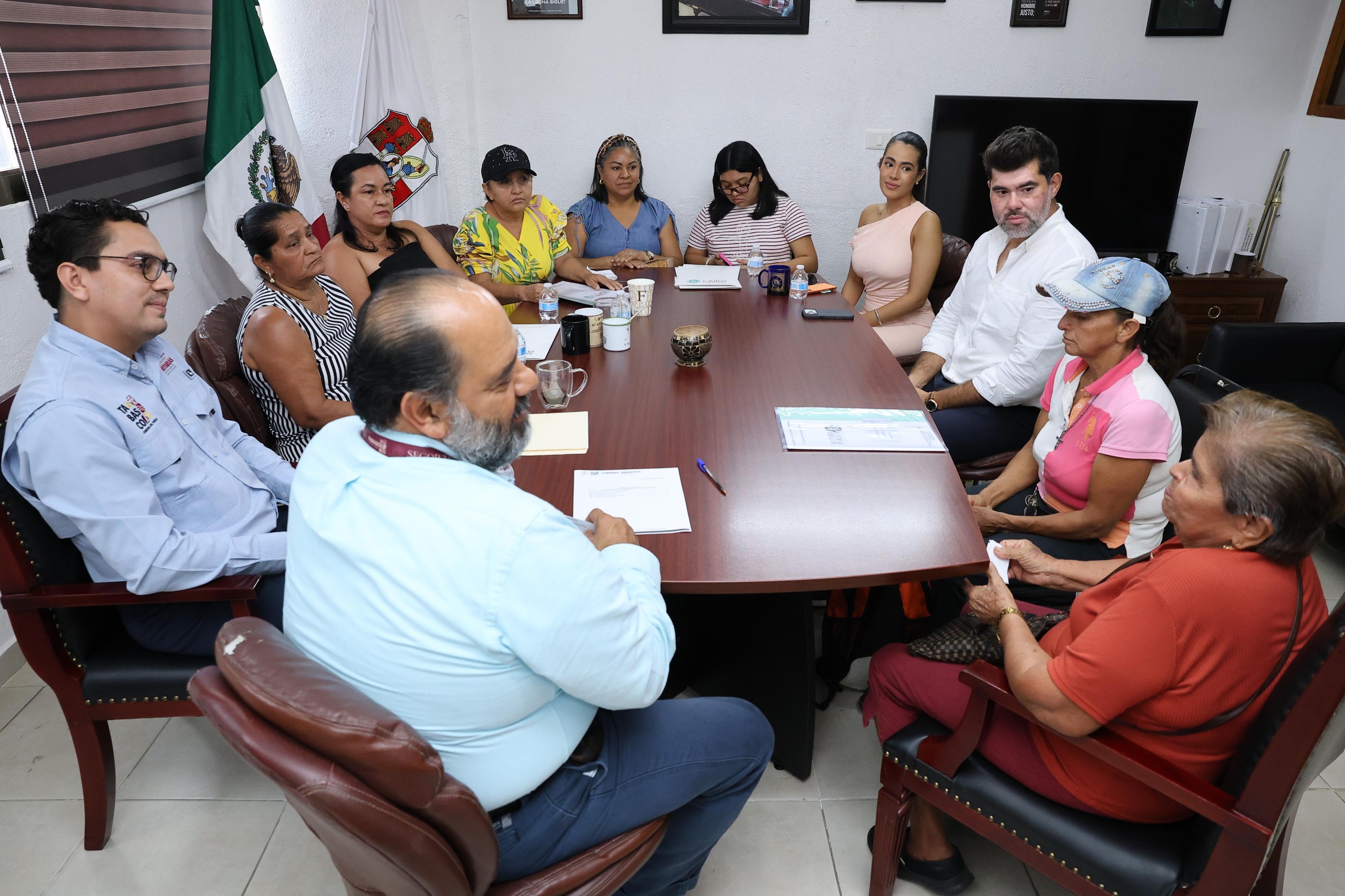 Audiencias del Gobierno del Estado siguen multiplicando resultados a favor del pueblo; mujeres de Centro y Jonuta reciben escrituras que dan seguridad jurídica al patrimonio familiar.