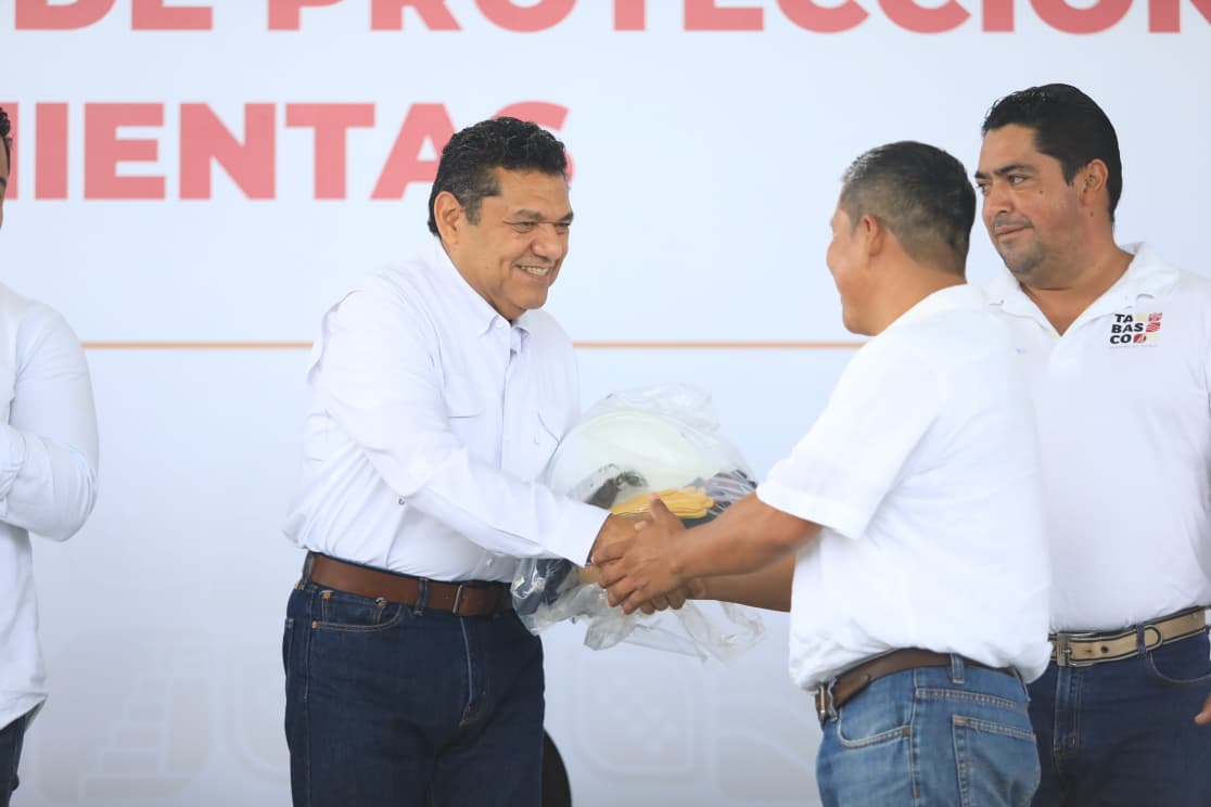 Gobierno del Estado mejora condiciones laborales del personal de la CEAS; entrega Javier May equipo y herramientas a trabajadoras y trabajadores operativos.