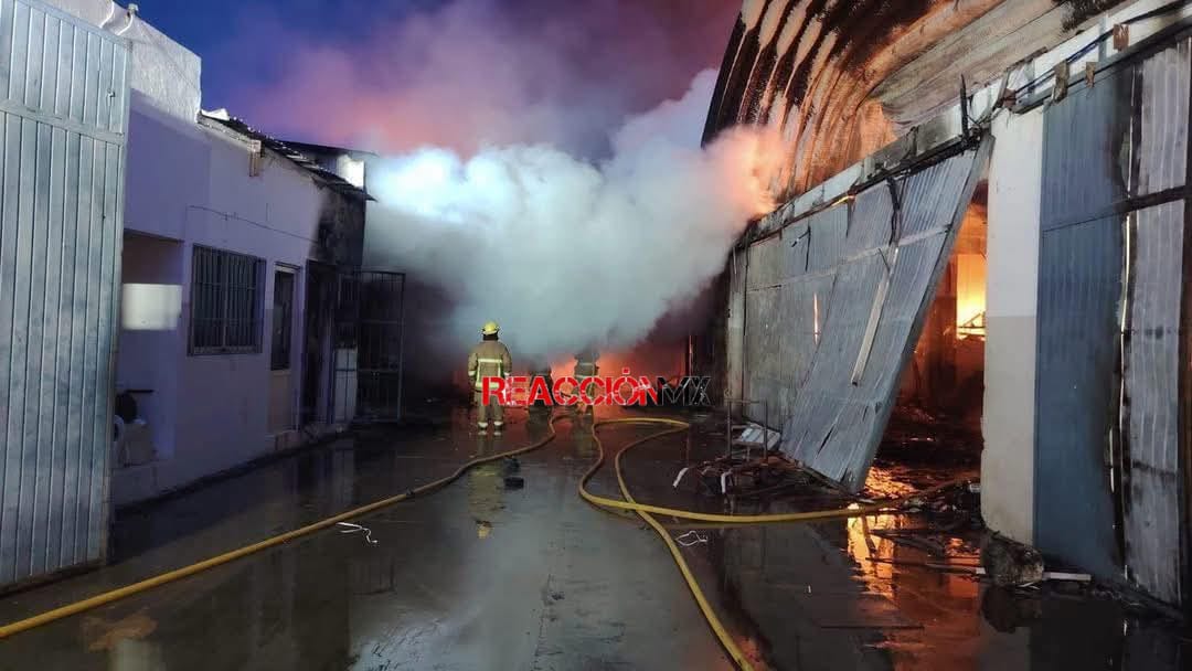 Se incendia bodega de Gutza en Casa Blanca.