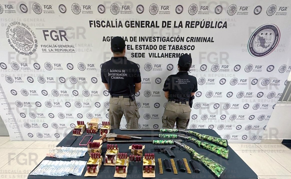 Asegura FGR armamento y detiene a dos personas por violación a la ley federal de armas de fuego y explosivos.