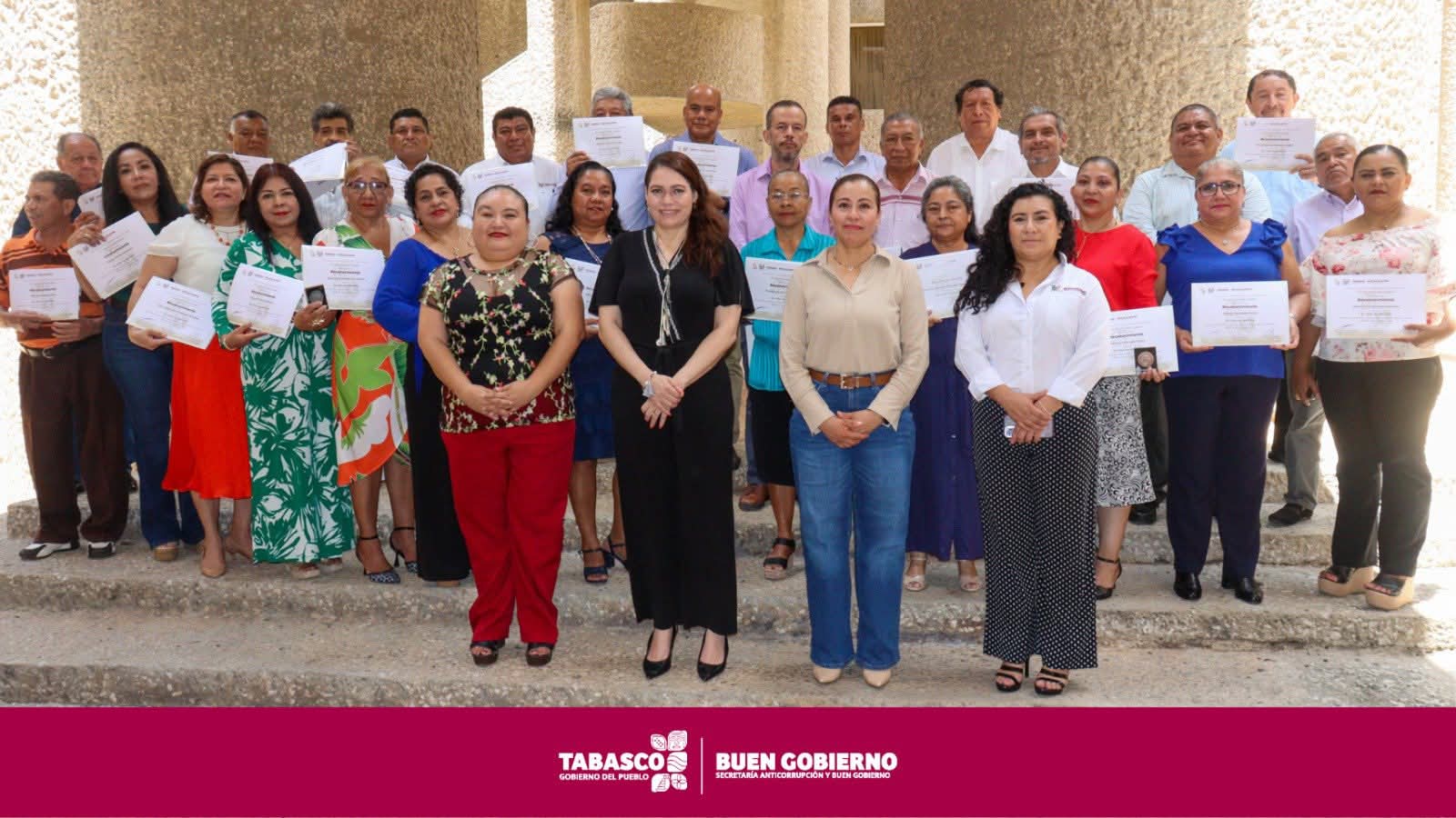 Servidores públicos reconocidos por su trayectoria en la Secretaría Anticorrupción y Buen Gobierno comprometen mayor entrega a favor del pueblo.