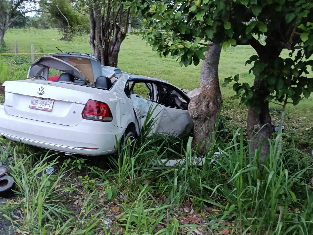 Accidente automovilístico deja 2 fallecidos y 2 heridos en Jalpa de Méndez.