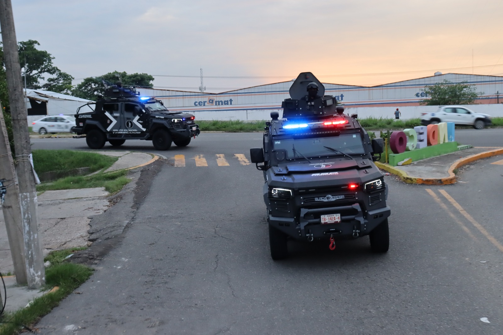Con operativos de seguridad en Tabasco, se logra la detención de cinco personas y el aseguramiento de droga, armamento y vehículos.