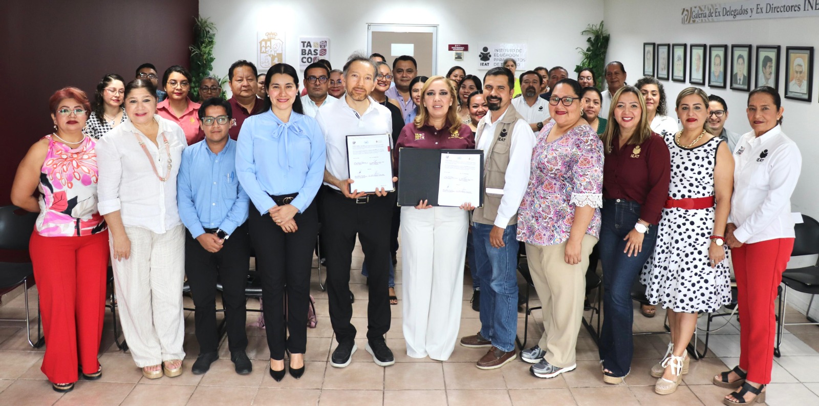 Signan convenio de colaboración IEAT-UMMA en materia de servicio social.