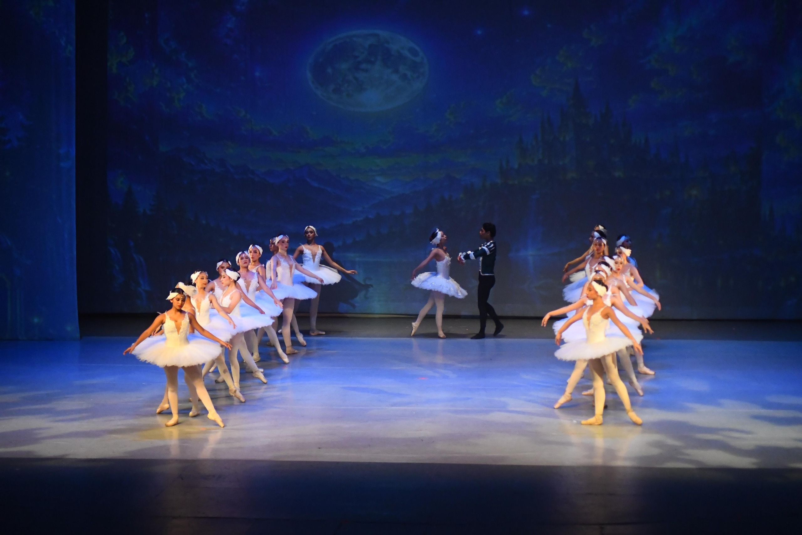 Teatro Esperanza Iris registra lleno total con “El lago de los Cisnes”.