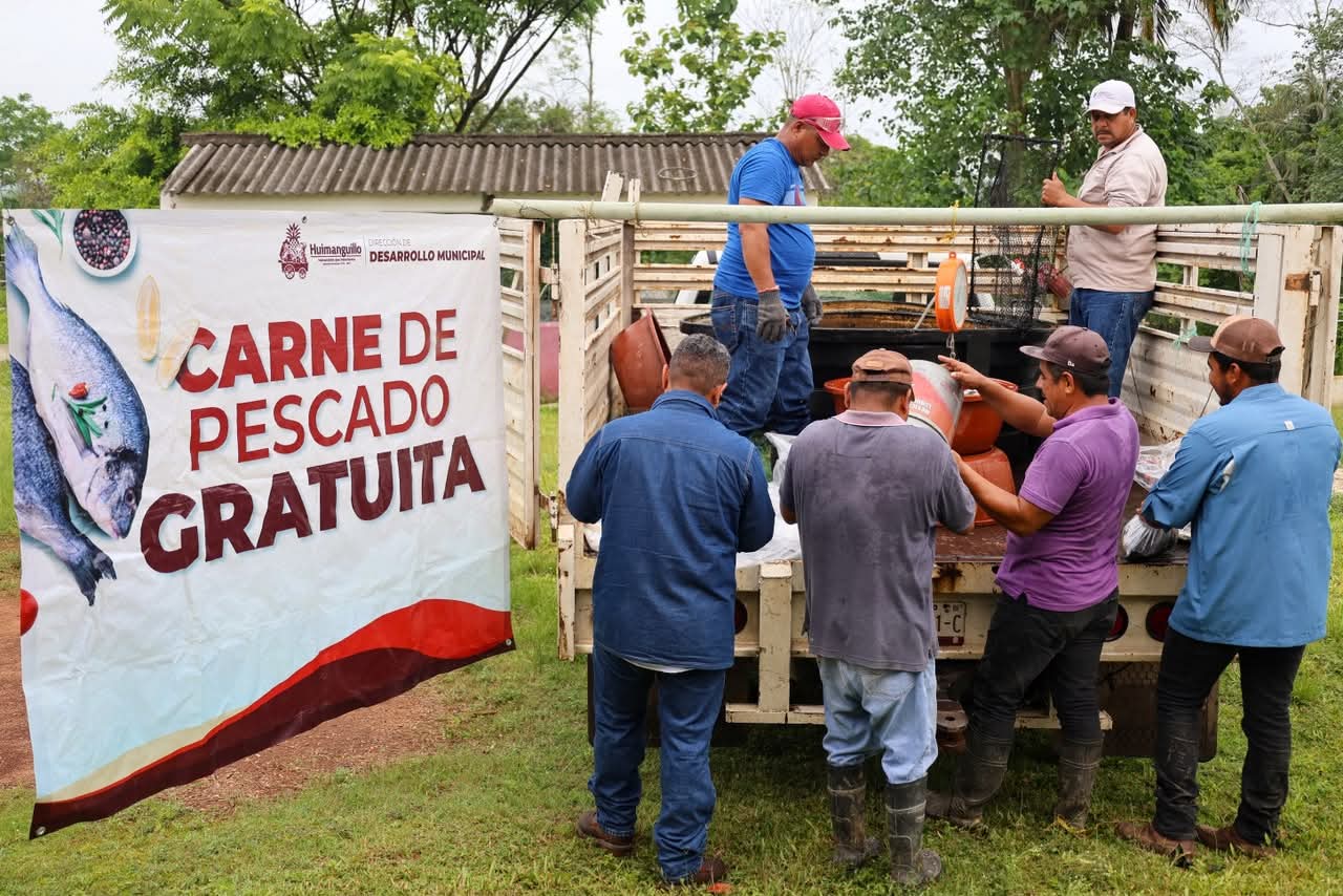 Entrega Marí Luz pescado en Agapito Domínguez