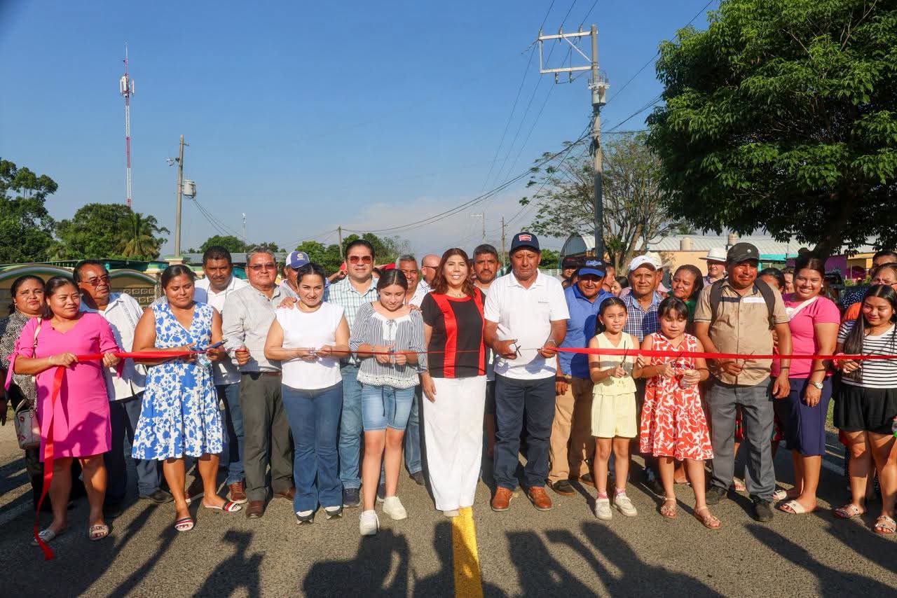 Avanza rehabilitación de carreteras en Huimanguillo