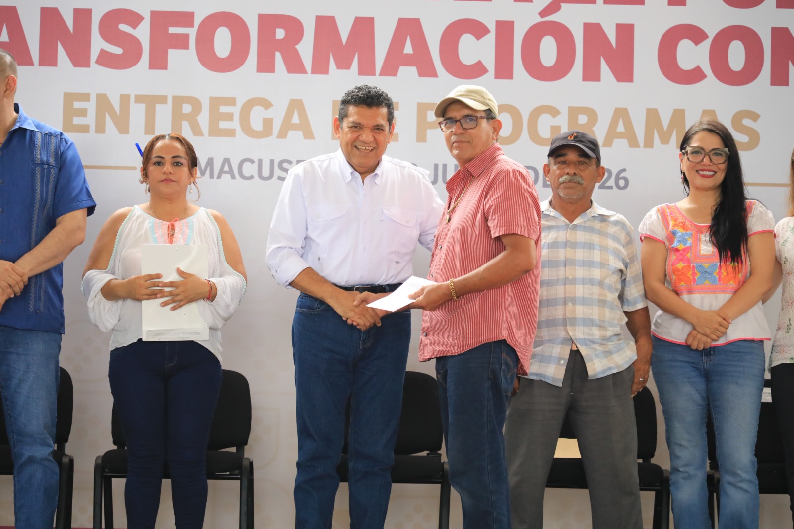 Adultos mayores tabasqueños reciben con alegría tarjetas de Bienestar y Plenitud que otorga Gobierno del Estado; lo usarán en alimento y medicinas, afirman.