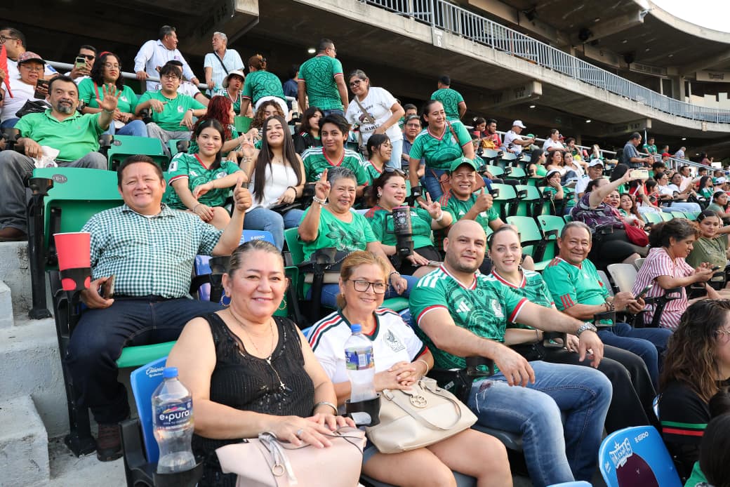 Afición tabasqueña «invade» el Centenario; familias celebran con alegría y orden segunda victoria del ‘Tri’.