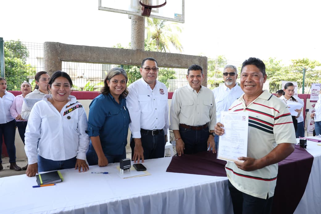 Continua Gobierno del Estado otorgando certeza jurídica a las familias tabasqueñas; entrega Javier May títulos de propiedad en beneficio de habitantes de Centla.