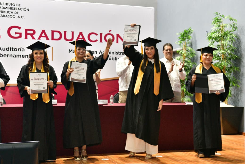 Exhorta Javier May a egresados del IAP a servir con respeto, ética y lealtad al pueblo de Tabasco; entrega constancias profesionistas que concluyen estudios de licenciatura y maestría.