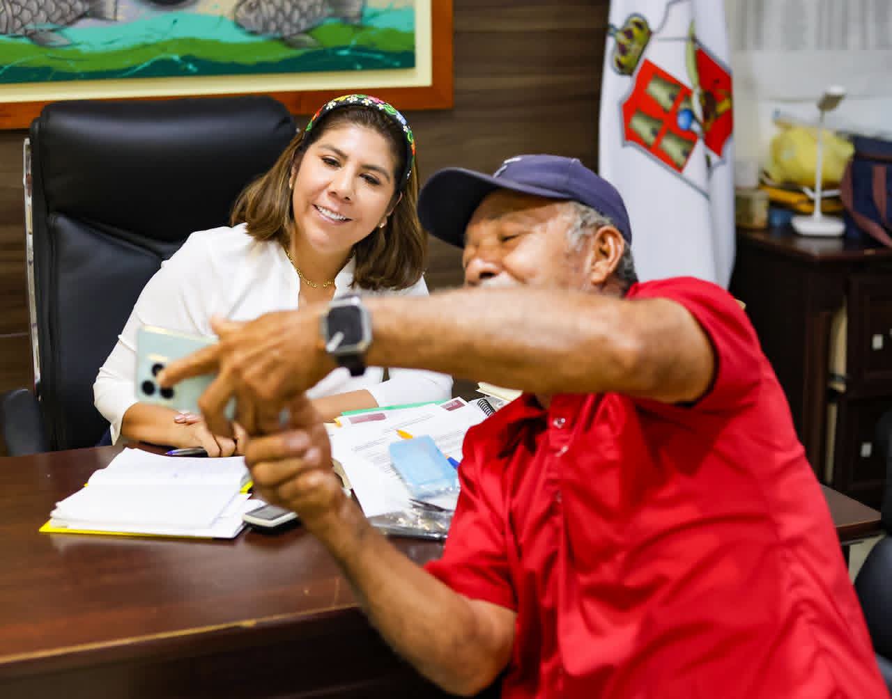 Festeja Marí Luz con reconocimiento por el Día del Padre
