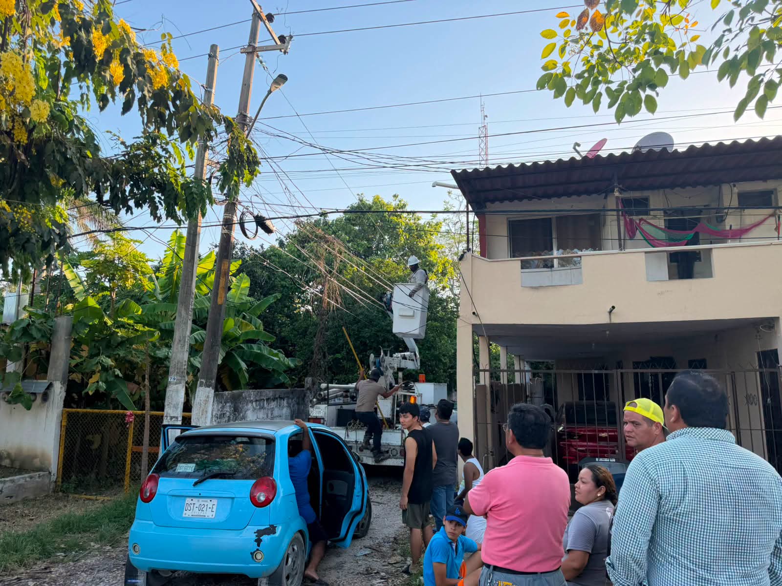 Atienden brigadas del Gobierno de Tabasco zonas afectadas por suministro eléctrico.