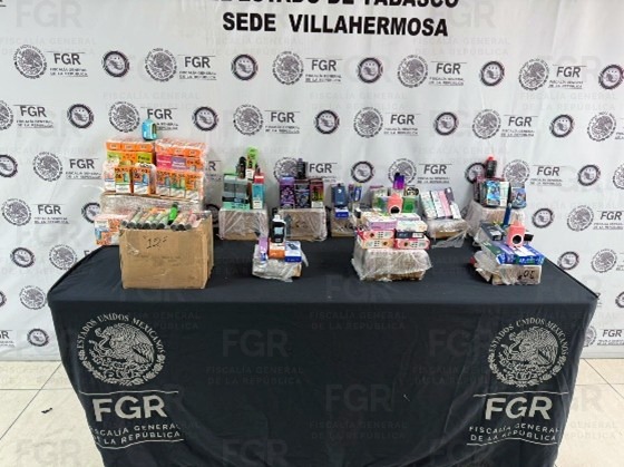 Inicia FGR investigación tras el aseguramiento de más de 160 vapeadores electrónicos en una empresa de paquetería.