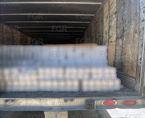 Asegura FGR tractocamión con caja seca cargada con más de 80 mil latas probablemente de procedencia ilícita; detiene a una persona.