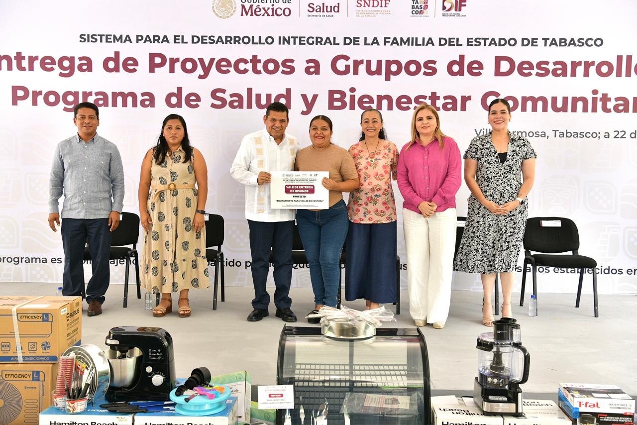 Entrega Gobierno del Estado equipamiento para impulsar microempresas en comunidades marginadas de Tabasco.