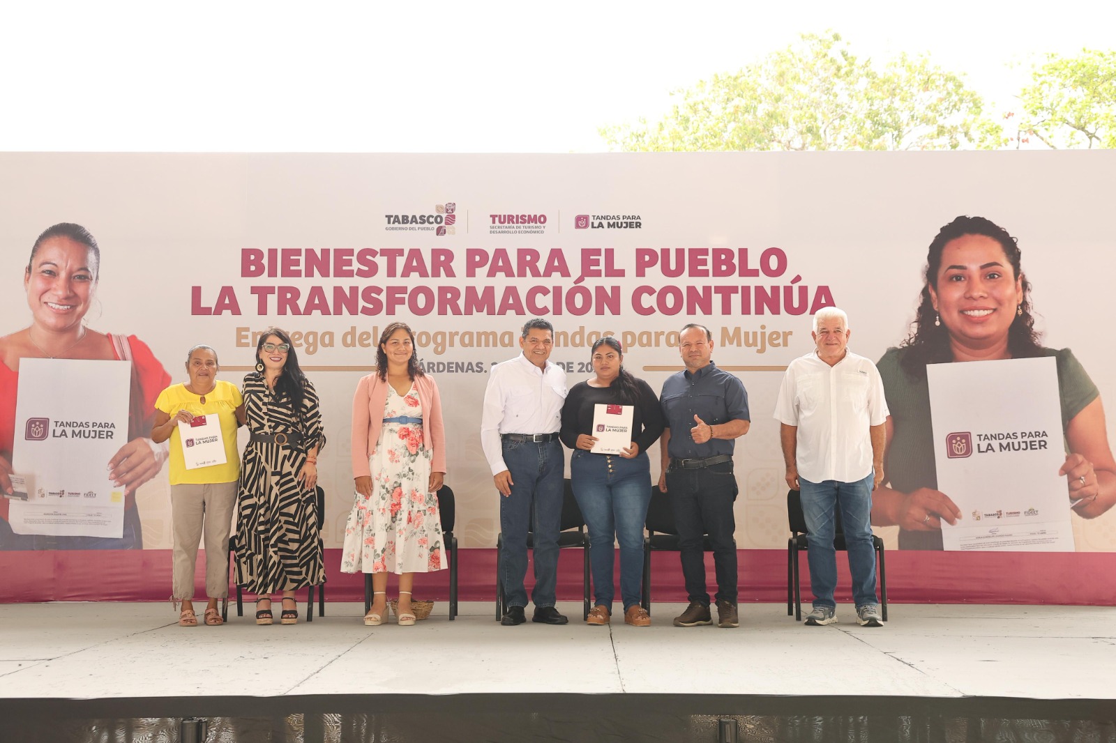 Respalda Gobierno del Estado el esfuerzo de mujeres emprendedoras; entrega Javier May 1,500 tarjetas de Tandas para la Mujer, en Cárdenas.