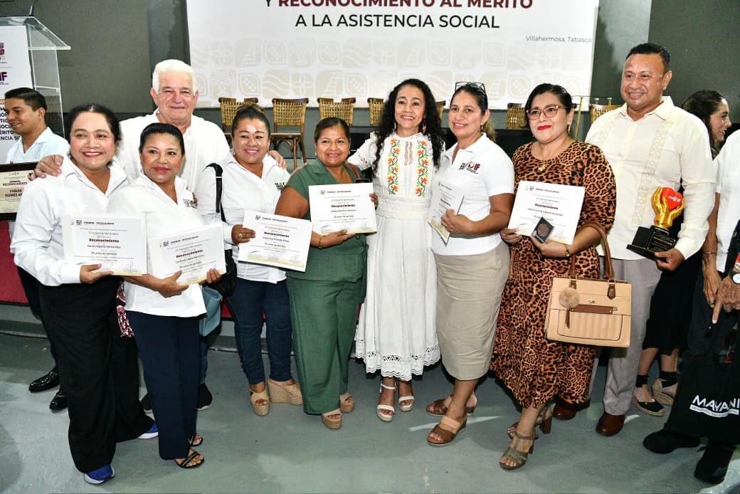 Gobierno del Estado reconoce compromiso de trabajadores del DIF Tabasco; el valor de una institución está en la gente que la integra: José Ramiro López Obrador.