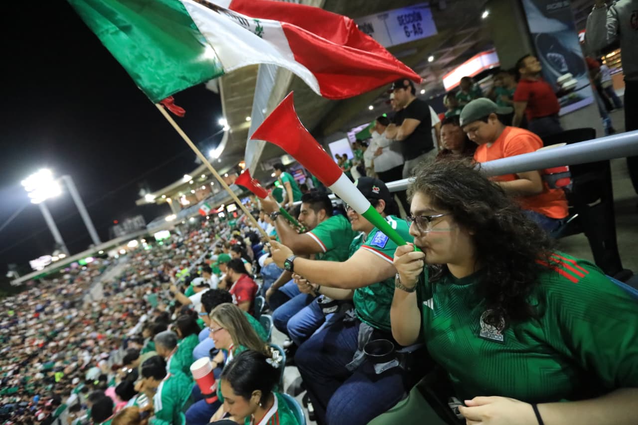 Celebran tabasqueños con lleno total en el Centenario tercer victoria de México en el Mundial.