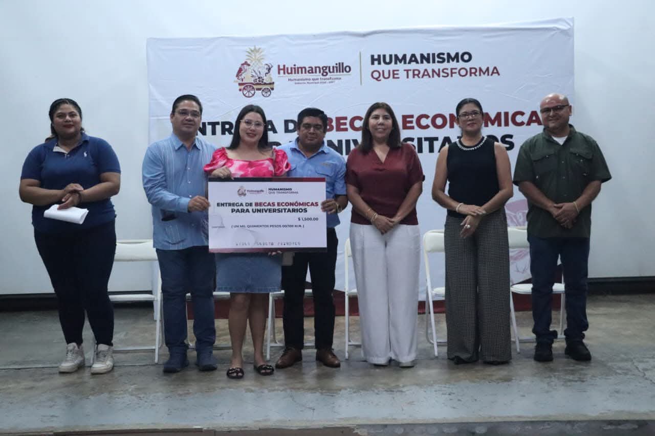 Continua entrega de becas universitarias en Huimanguillo