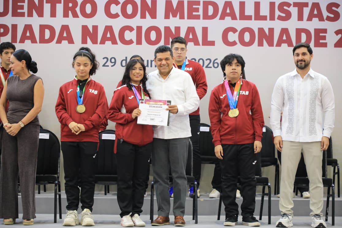 Tras logro histórico en Olimpiada Nacional, anuncia Javier May incremento a beca de 500 atletas de alto rendimiento: crecerá de 10 mil a 15 mil pesos mensuales.