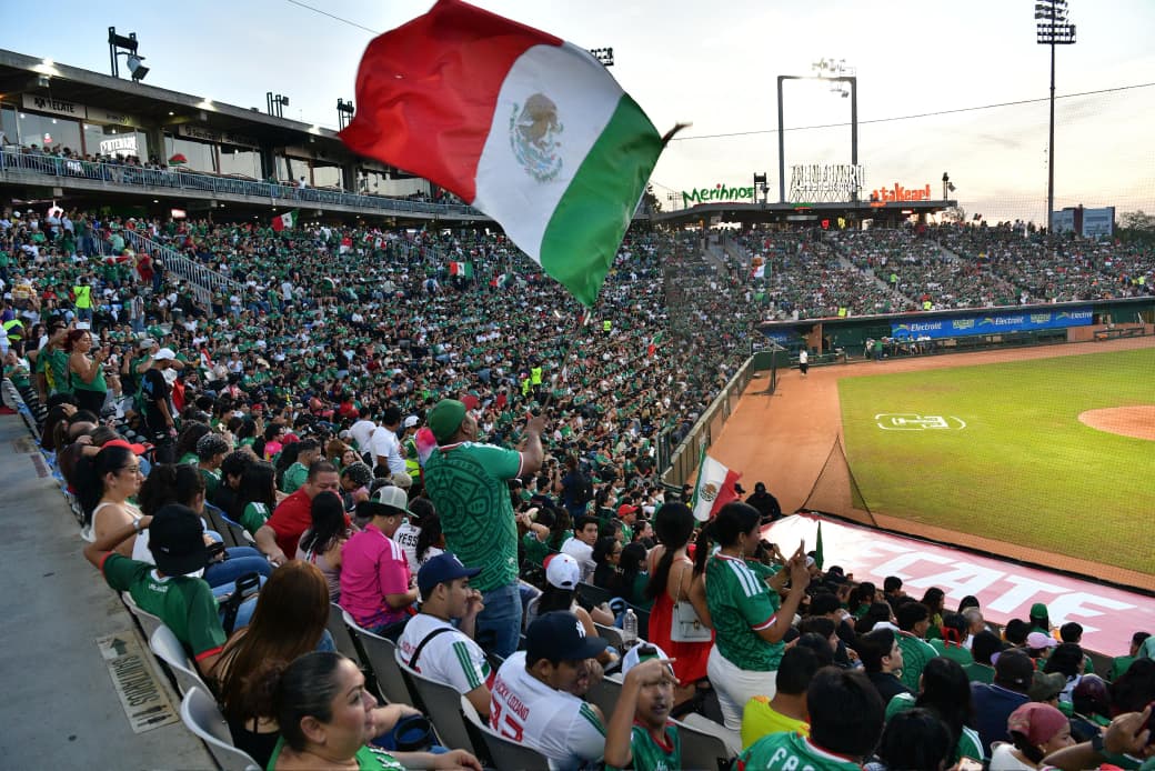 Miles de aficionados tabasqueños apoyan hasta el último aliento a la Selección Mexicana en un abarrotado Centenario 27 de Febrero.