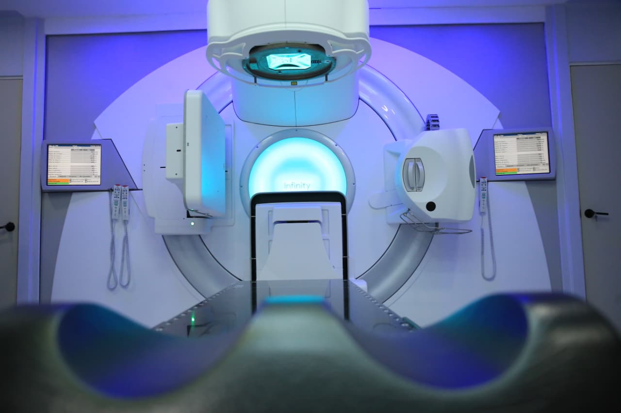 Atención gratuita y de calidad con acelerador lineal del Hospital ‘Juan Graham’ es de gran beneficio para enfermos de cáncer, reconocen familiares de pacientes.