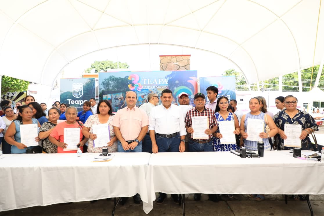 Generan más certeza jurídica a habitantes de Teapa, con entrega de 15 títulos de propiedad.