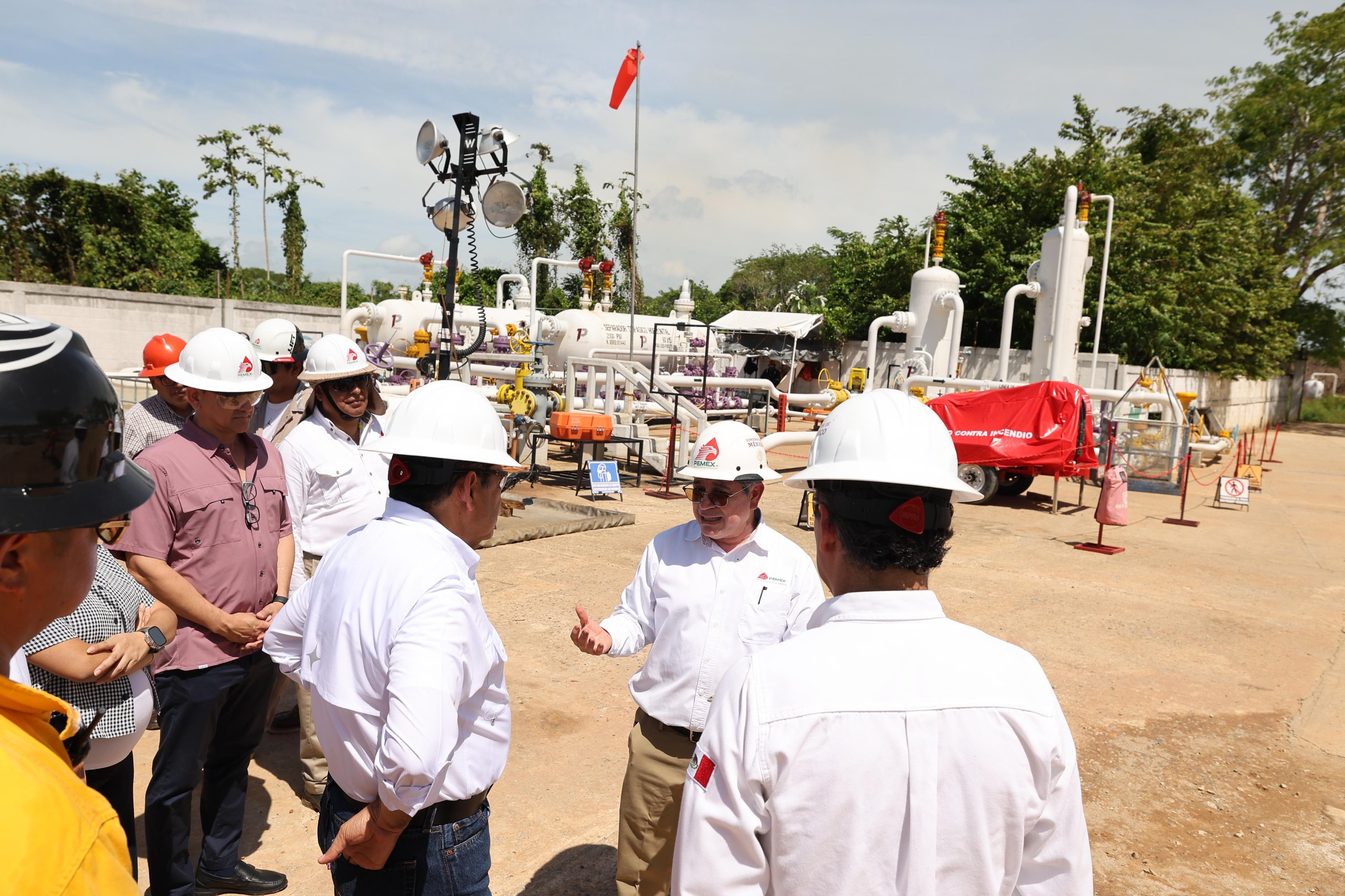 Supervisa Gobernador Javier May operaciones y acciones de seguridad en instalaciones de Pemex en Teapa.