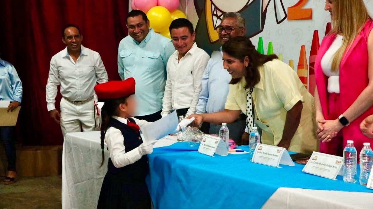 Apadrina Marí Luz a estudiantes del CAI Huimanguillo