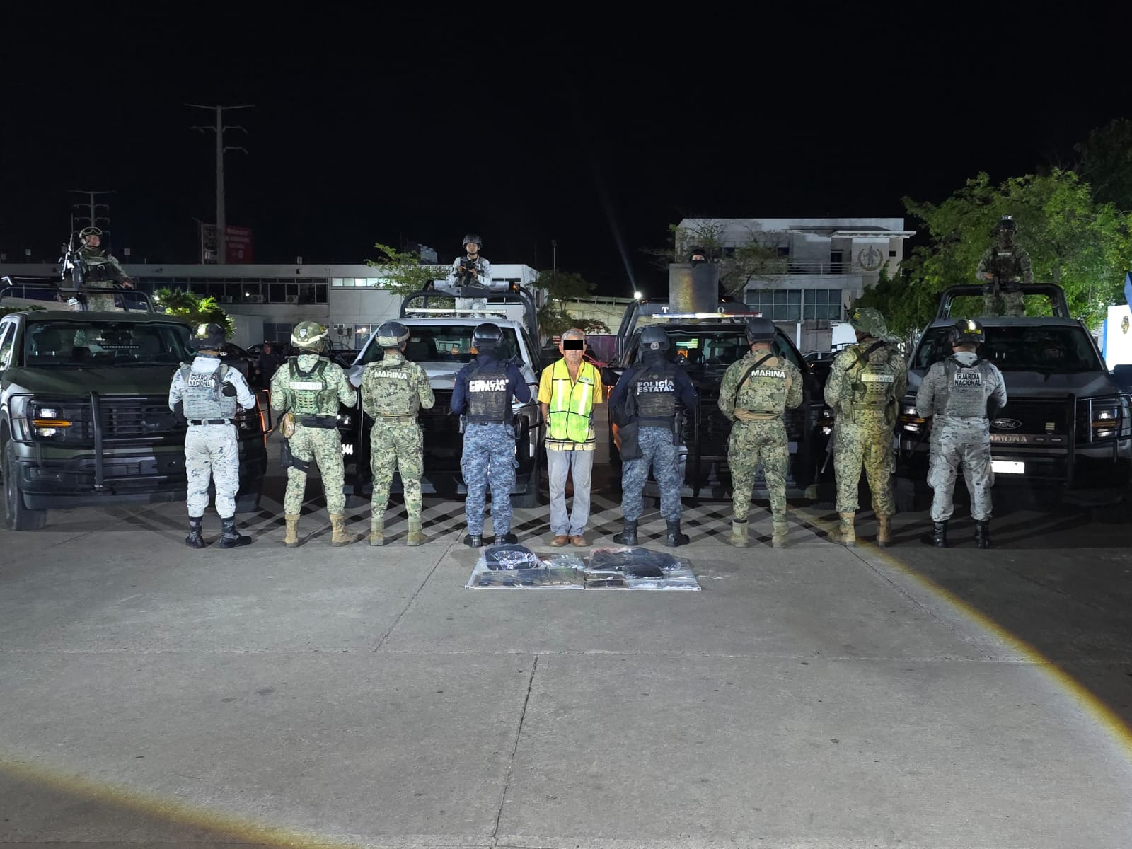 Elementos de la Guardia Estatal detienen a «El Chato» con arsenal y dosis de presunta droga en Centro.