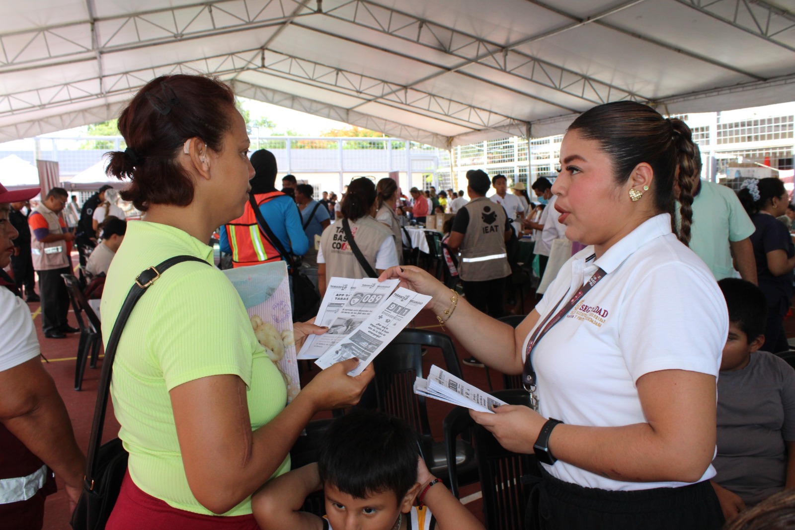 Habitantes de Asunción Castellanos reciben atención y servicios en la 57 edición de las Jornadas de Paz.