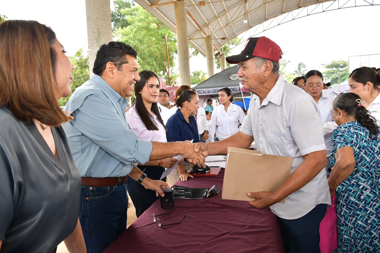 Inicia Javier May novena vuelta a Tabasco brindando audiencias públicas en Huimanguillo.