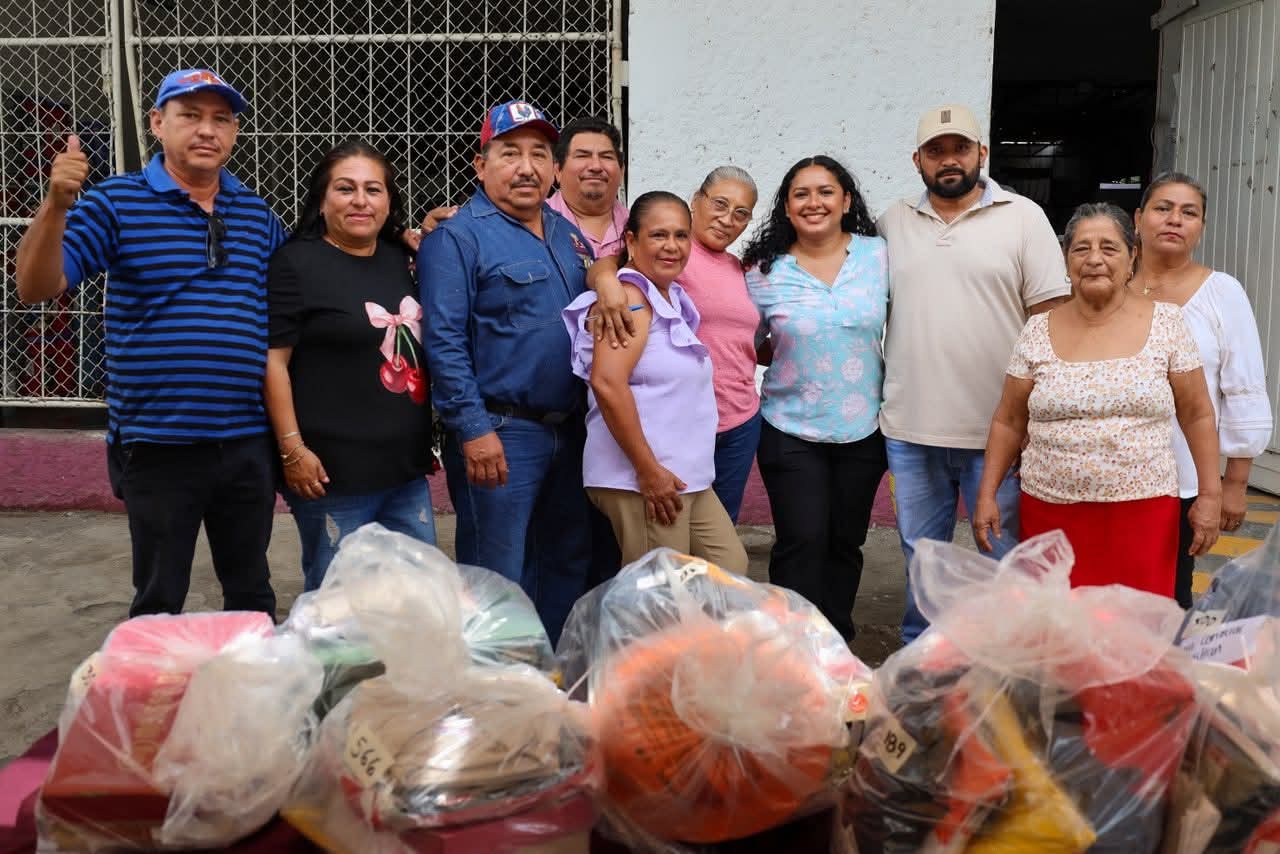 Reciben servidores públicos nuevos uniformes en Huimanguillo