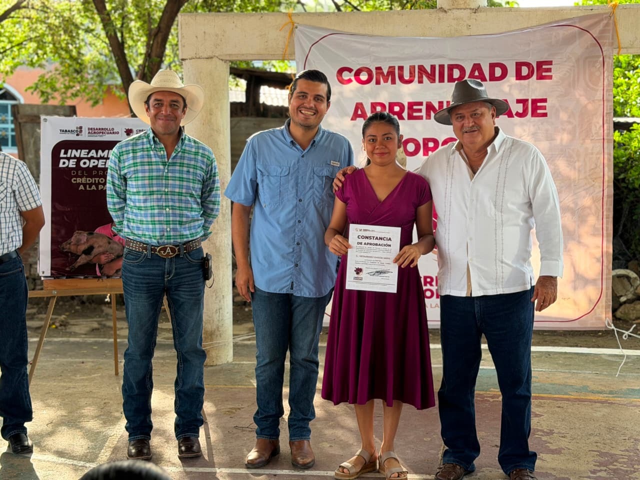 Cuando las mujeres emprenden la verdadera riqueza del campo florece: Mujeres de la zona indígena chontal de Centro fortalecen su economía con Crédito Porcino a la Palabra.