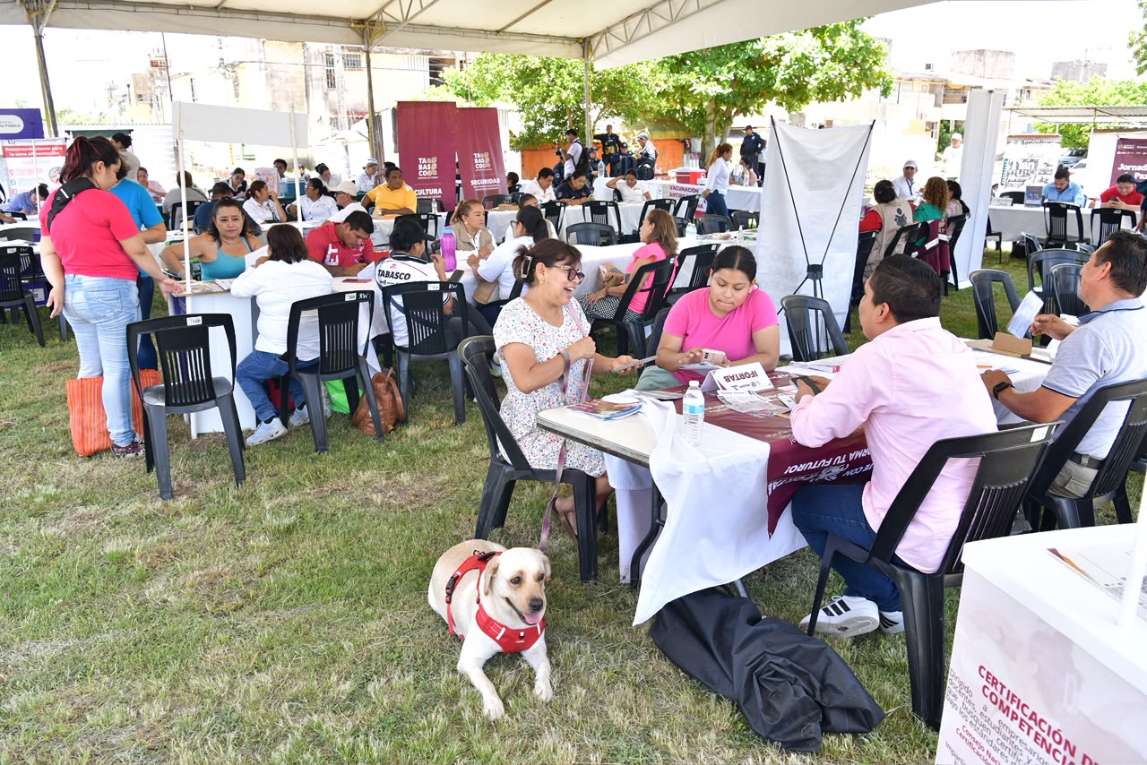 Vecinos del fraccionamiento Las Rosas reconocen apoyos y servicios otorgados en Jornadas de Paz.