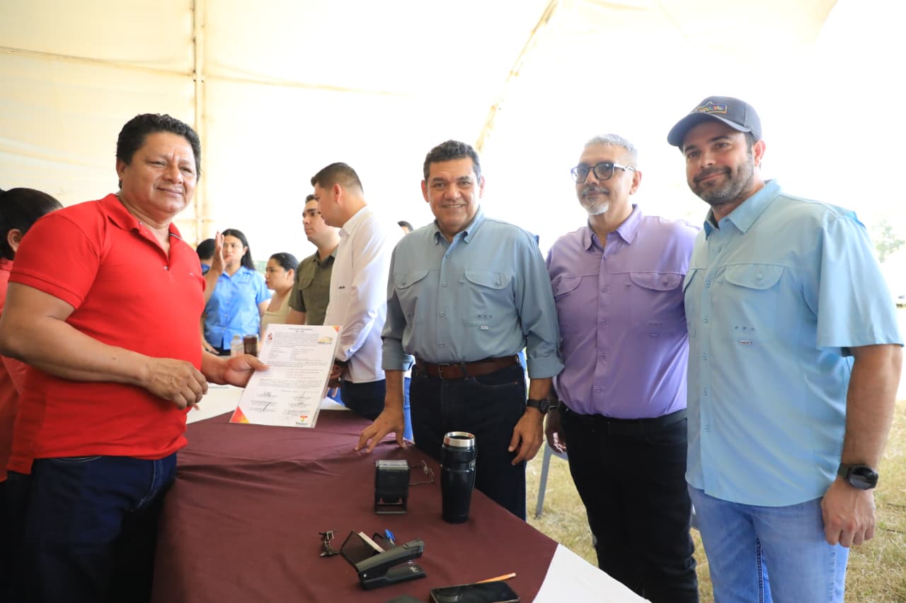 Regularizan predios en Comalcalco: Javier May encabeza entrega títulos de propiedad.